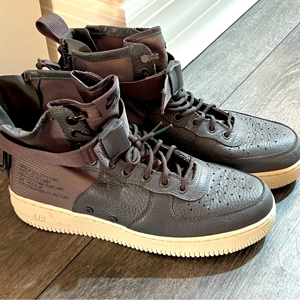 Nike Air Force 1 High - mens size 9 - brand new (no box) - never worn